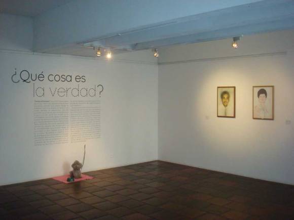Juan Mejía — Sin Título (1997) / Mónica Restrepo — Retratos Institucionales del Instituto Departamental de Bellas Artes (2006)